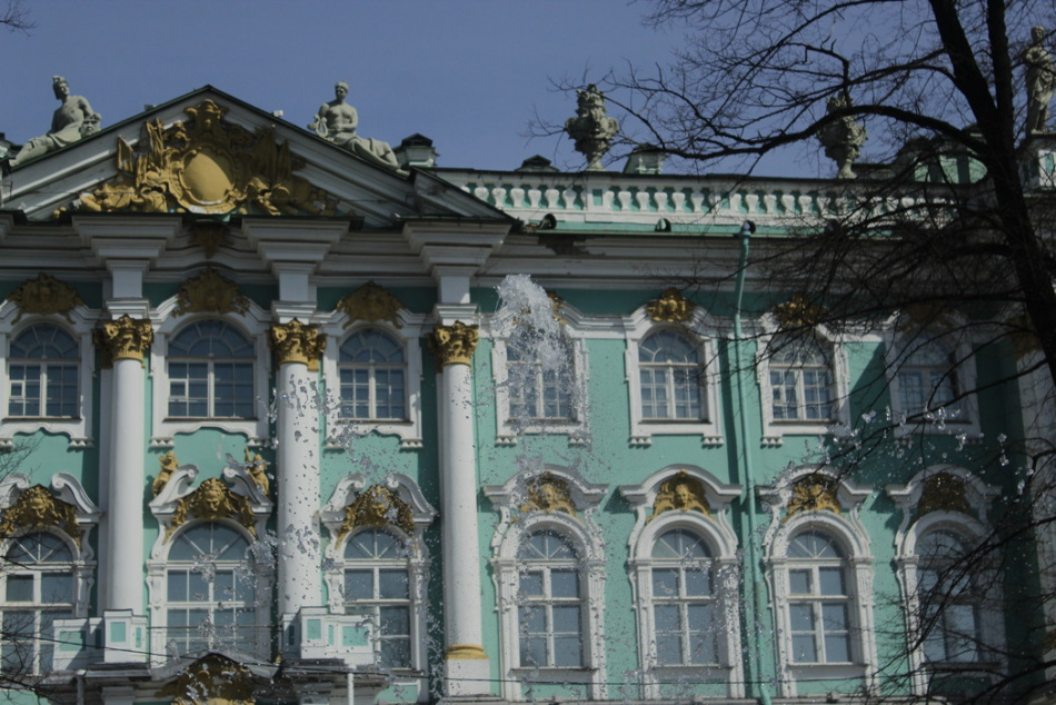 Тысячи петербуржцев собрались у Эрмитажа в День народного единства